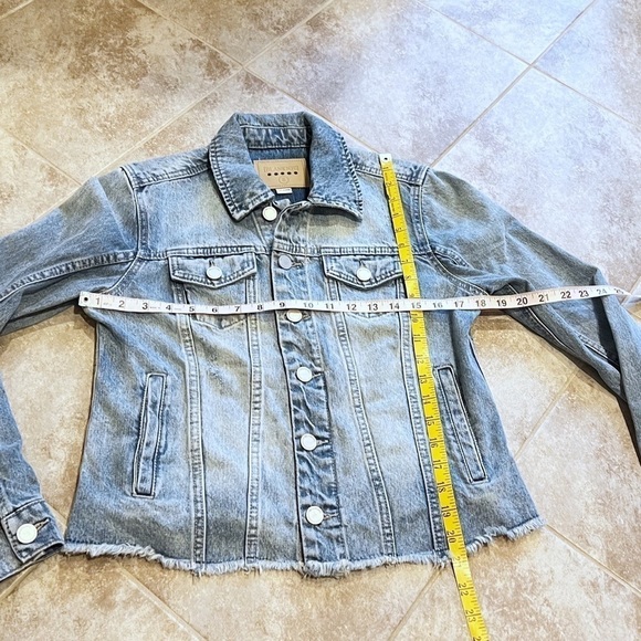 NEW BLANK NYC Denim Jean Jacket Frayed Hem Distressed Light Wash Blue Small - Picture 4 of 9